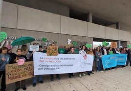 Imagen de archivo de una concentración frente a las puertas del hospital ilicitano.