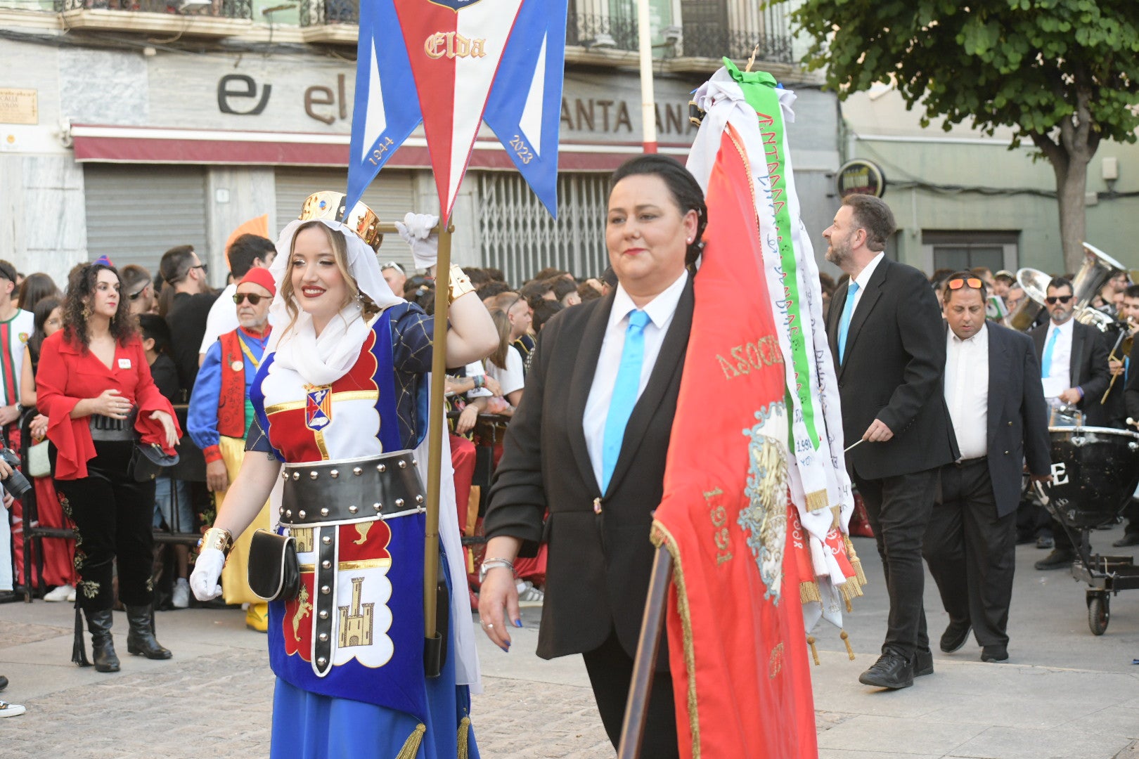 Elda vibra al unísono: la ciudad canta el himno Idella en un emotivo arranque de los Moros y Cristianos