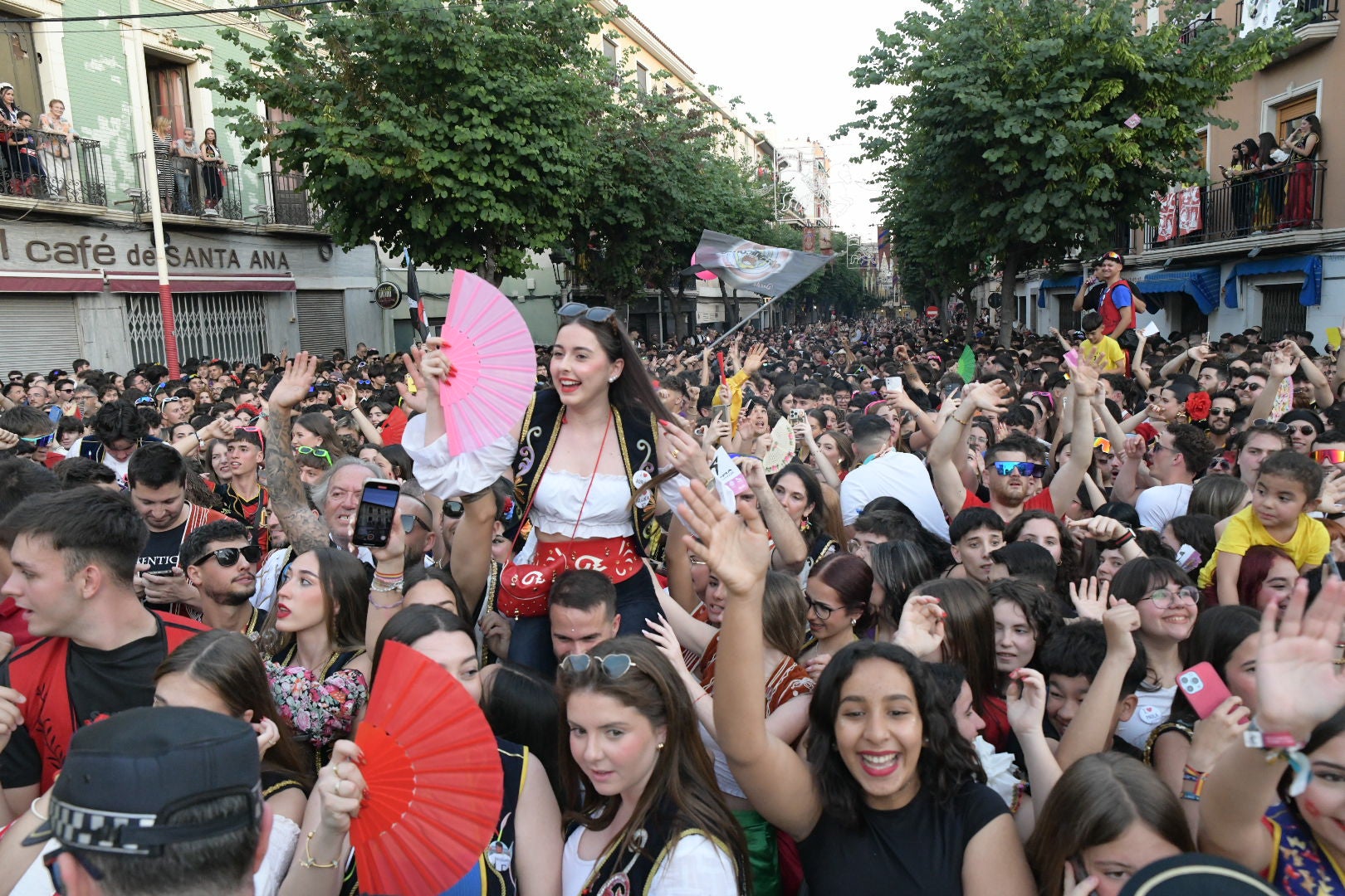 Elda vibra al unísono: la ciudad canta el himno Idella en un emotivo arranque de los Moros y Cristianos
