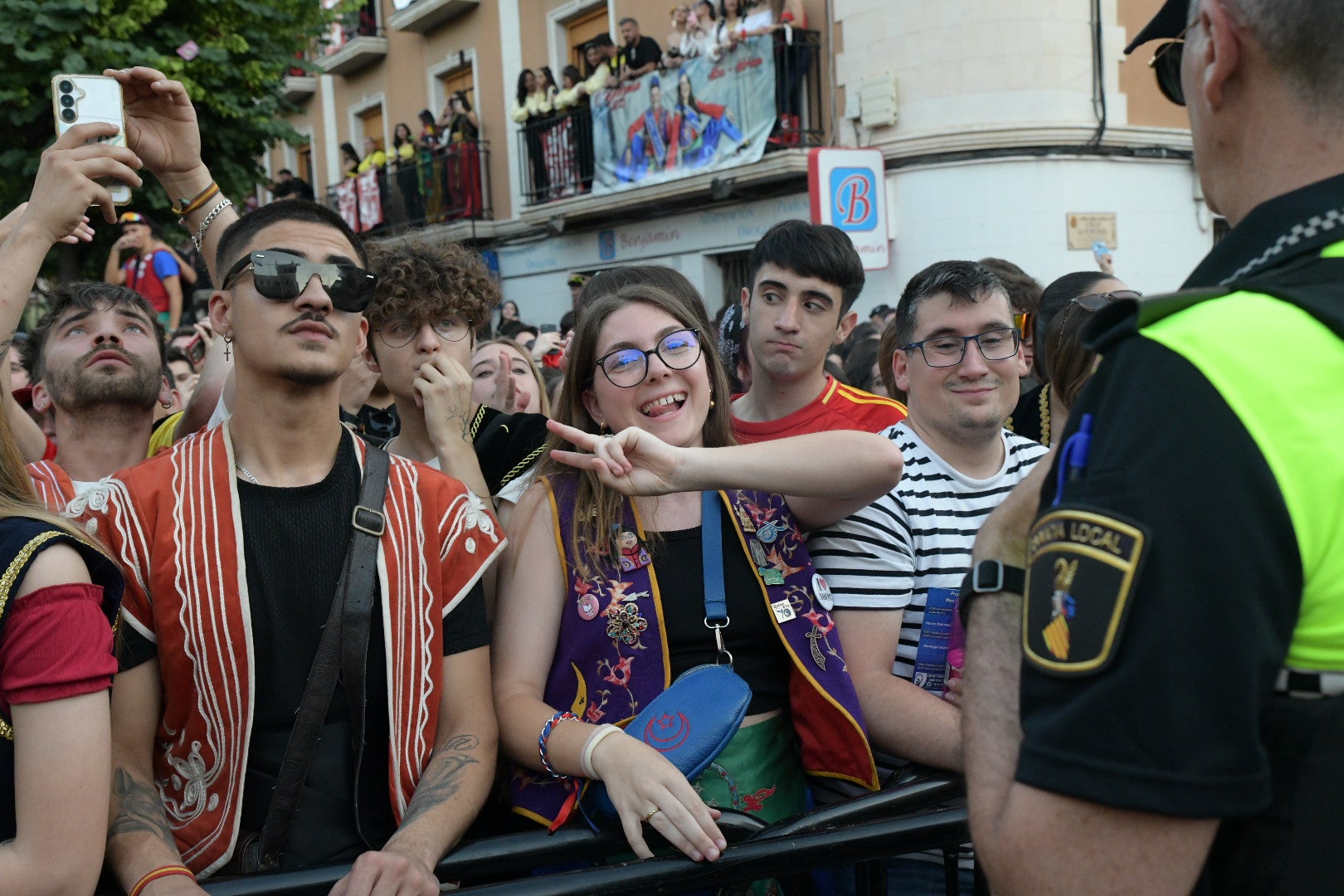 Elda vibra al unísono: la ciudad canta el himno Idella en un emotivo arranque de los Moros y Cristianos