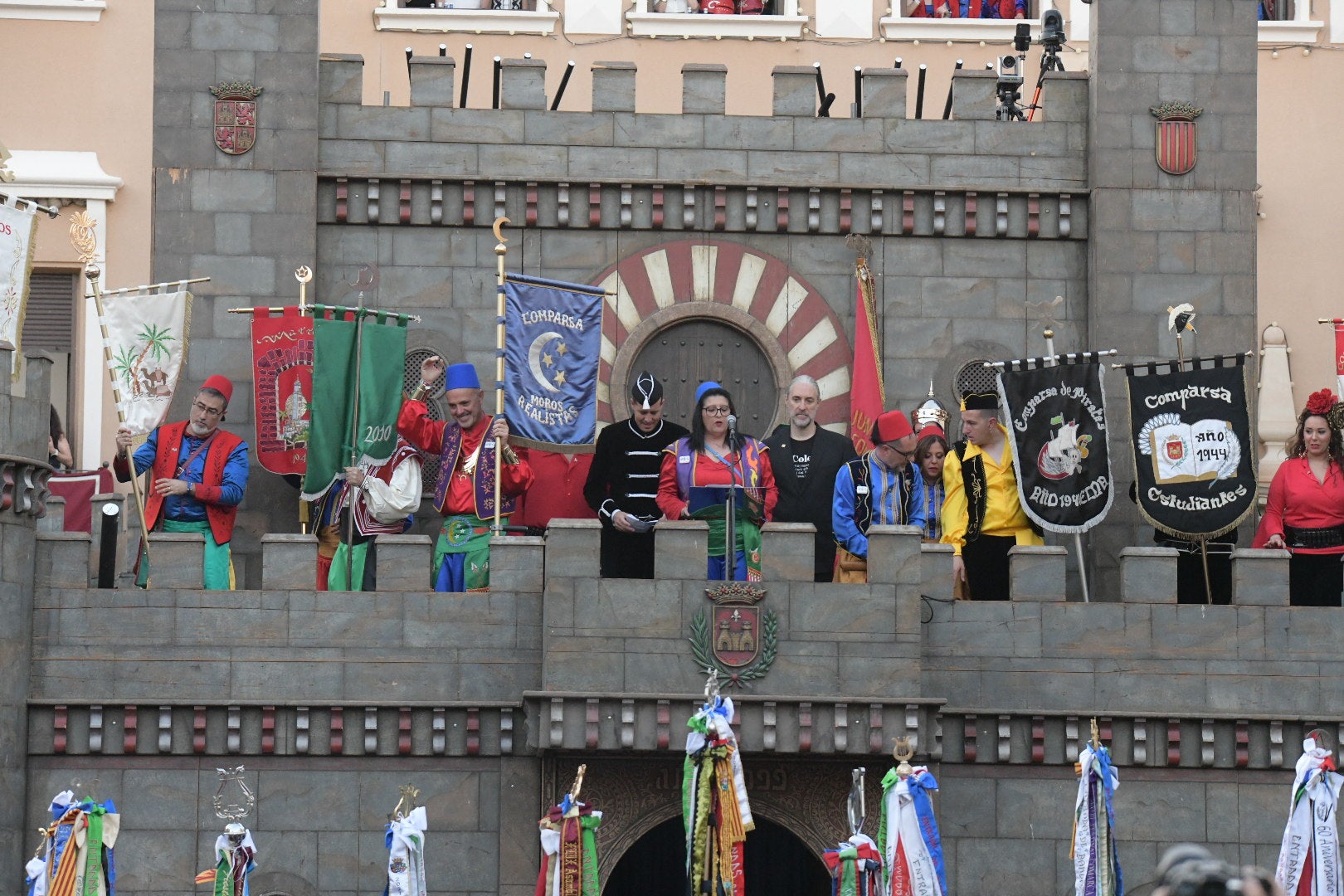 Elda vibra al unísono: la ciudad canta el himno Idella en un emotivo arranque de los Moros y Cristianos
