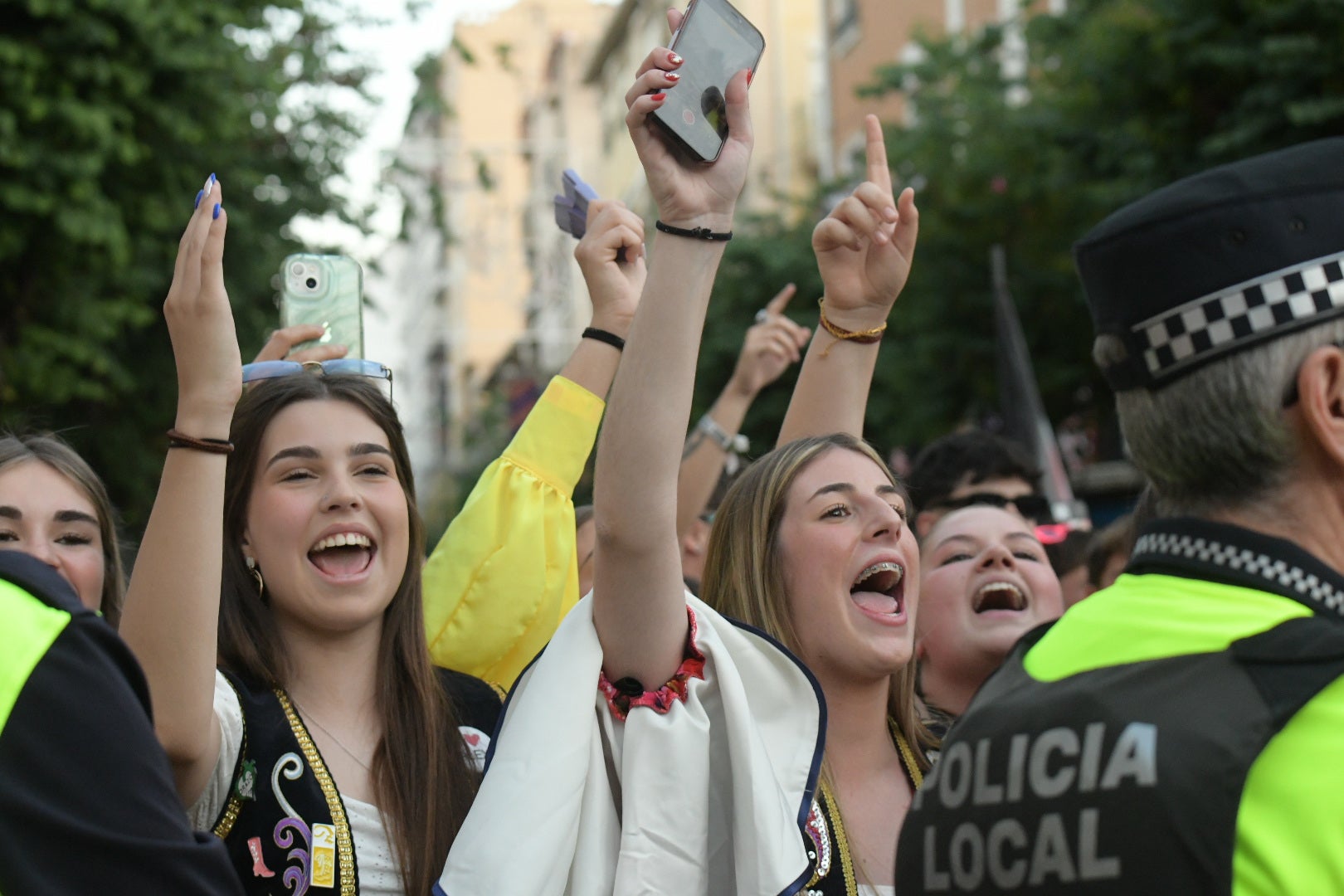 Elda vibra al unísono: la ciudad canta el himno Idella en un emotivo arranque de los Moros y Cristianos