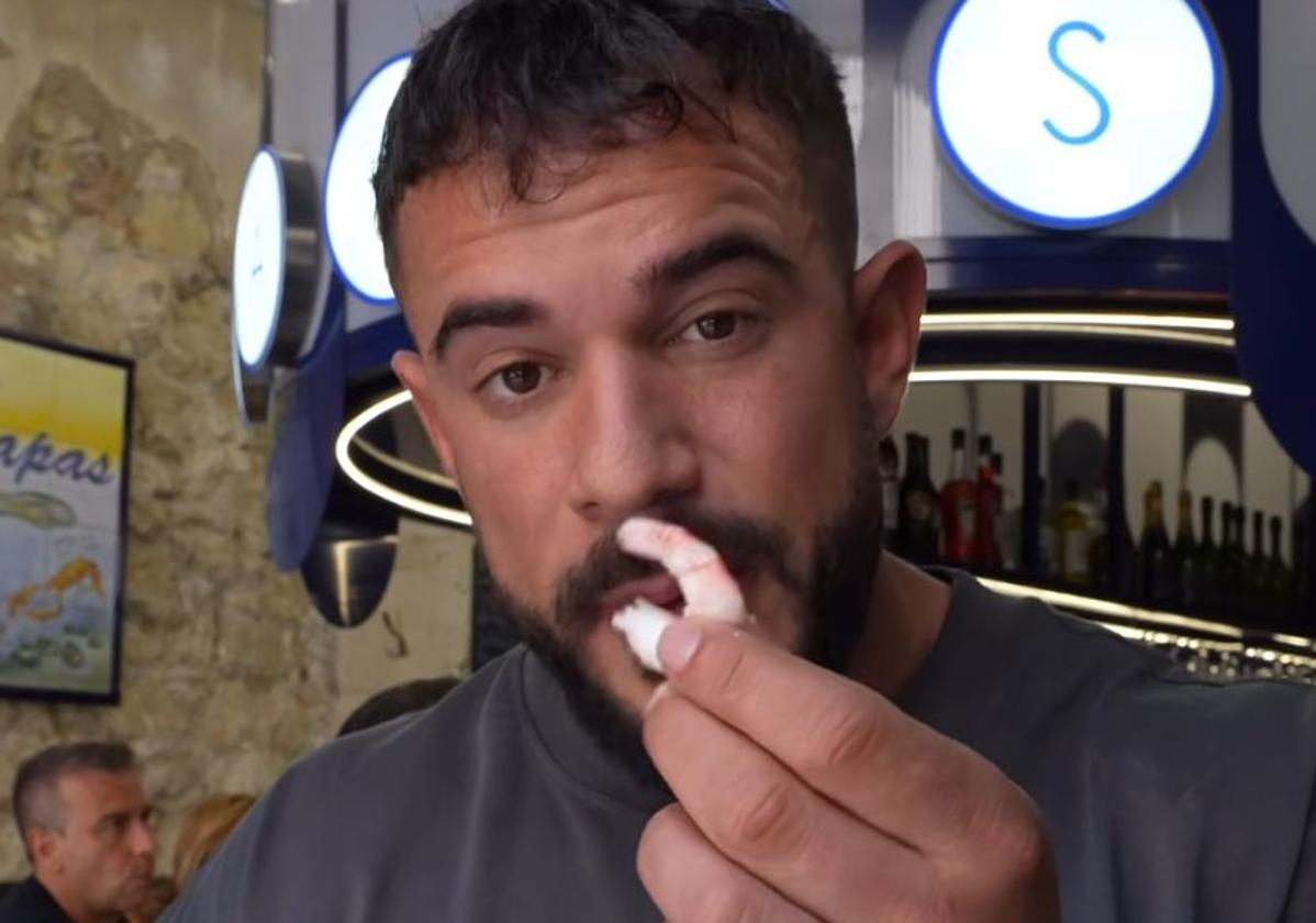 El influencer Pablo Cabezali, con una quisquilla en el restaurante que ha visitado en Alicante.