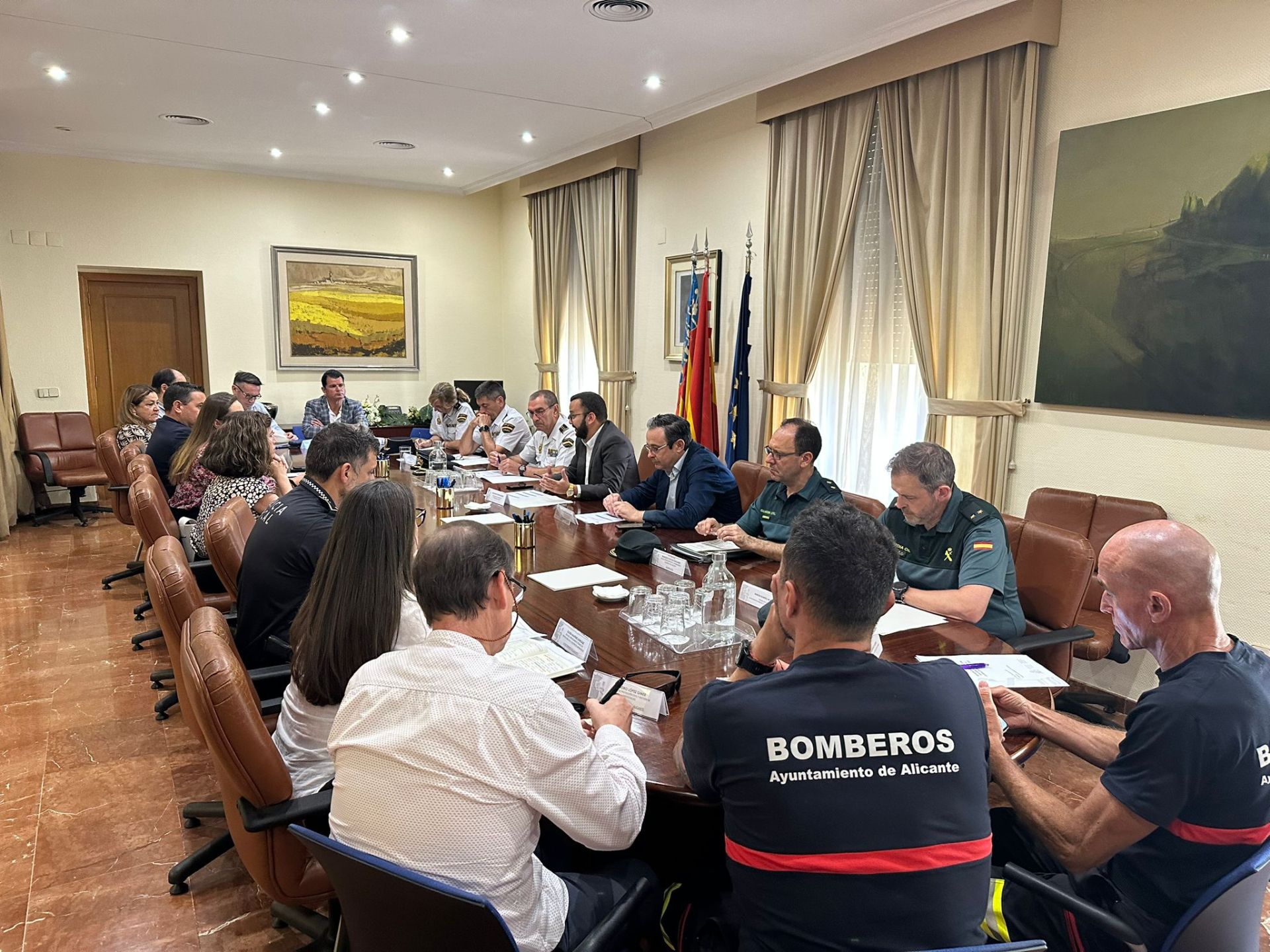 Imagen principal - Blindaje a las Hogueras de Alicante 2025: el dispositivo de seguridad movilizará a 4.000 efectivos