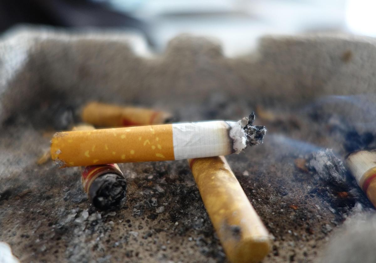 The Government will extend the smoking ban in various public spaces.