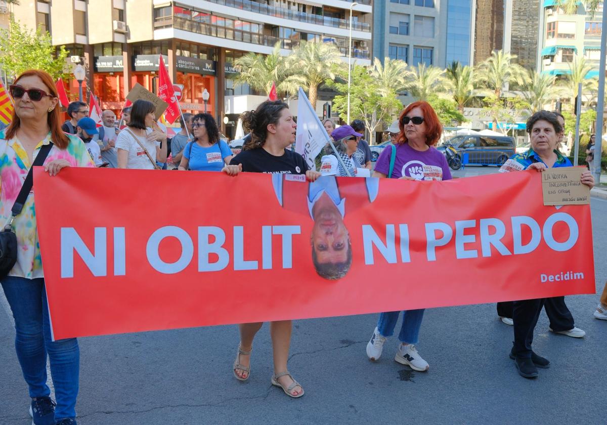 Imagen principal - Over a thousand people in Alicante demand Mazón's resignation