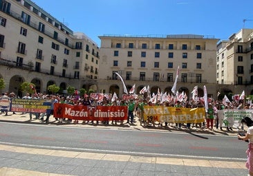Two hundred people protest against Mazón in Alicante City Hall square