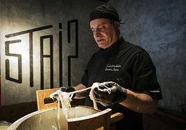 El maestro quesero Salvatore Voccia explica el proceso de elaboración de la stracciatella.