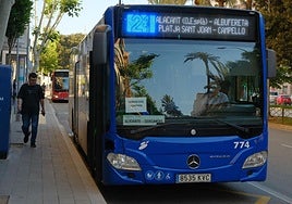 Autobús de la línea 21, este jueves, durante la huelga.