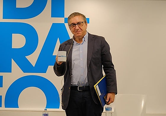 El conseller de Educación y Cultura, José Antonio Rovira, con su taza de TodoAlicante.