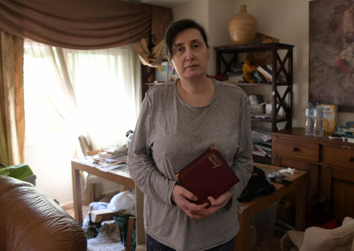 Imagen secundaria 1 - 1. Olga shows photographs of her daughter in a family album. 2. Olga in her living room. 3. Some photographs of Betty's early days.