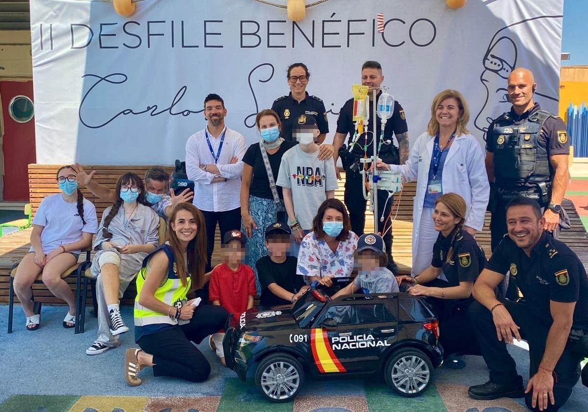 National Police officers accompany Lucas to the Paediatric Oncology Ward at Doctor Balmis.