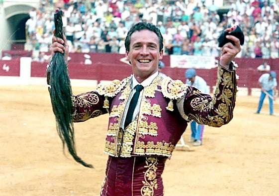 El torero alicantino José Mari Manzanares pasea en triunfo las dos orejas y el rabo del 'jandilla' Escopeta, en el festejo del 4 de agosto de 1989