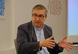 El conseller Rovira durante su intervención en el foro organizado por TodoAlicante en Fundación Mediterráneo.