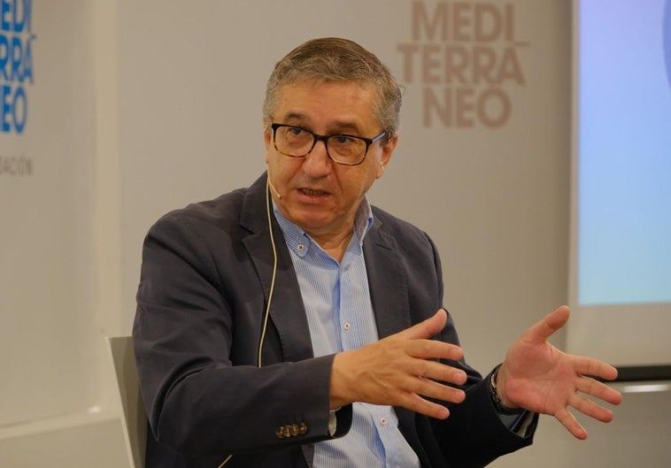 El conseller Rovira durante su intervención en el foro organizado por TodoAlicante en Fundación Mediterráneo.