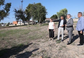 El presidente de la Generalitat, Carlos Mazón, y el alcalde de Sant Joan, Santi Román, en los terrenos que cederá la Administración autonómica para ampliar el polideportivo.