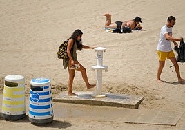Bañistas en la playa del Postiguet de Alicante.