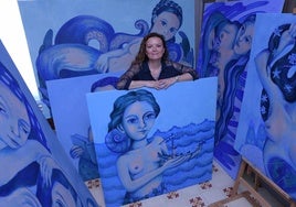 Sómnica Bernabeu con los cuadros de su exposición 'Cantos de sirena'.