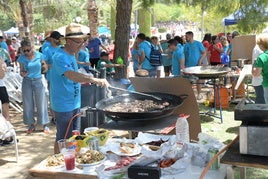 Las hogueras y barracas de Alicante celebran las paellas en Lo Morant