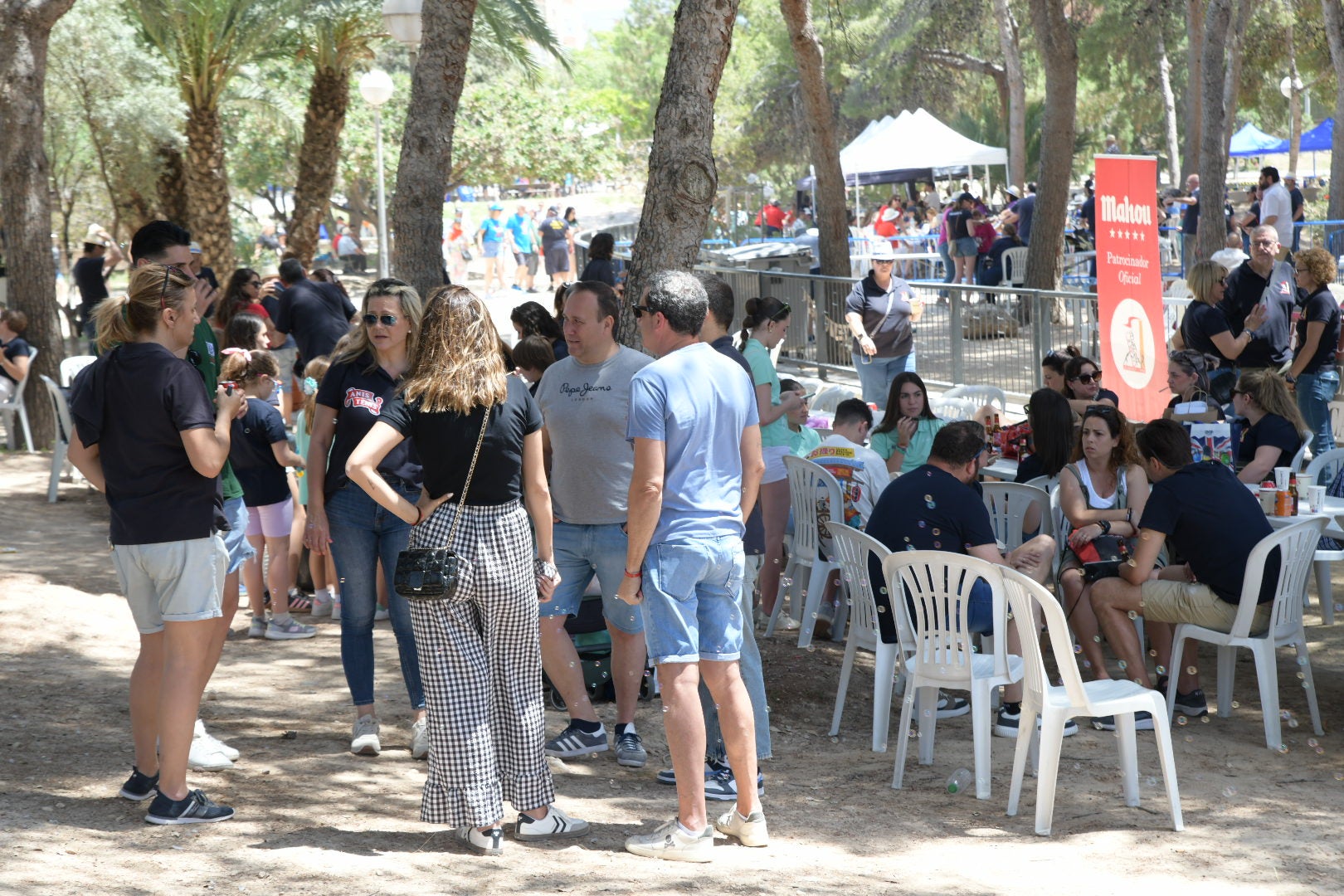 Las hogueras y barracas de Alicante celebran las paellas en Lo Morant