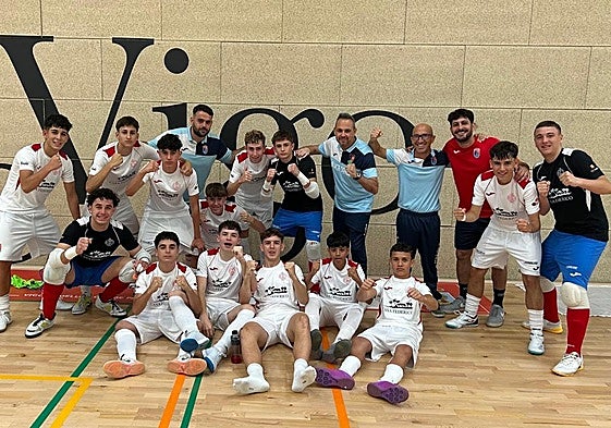 El equipos del Paidos Dénia tras ganar al campeón canario.