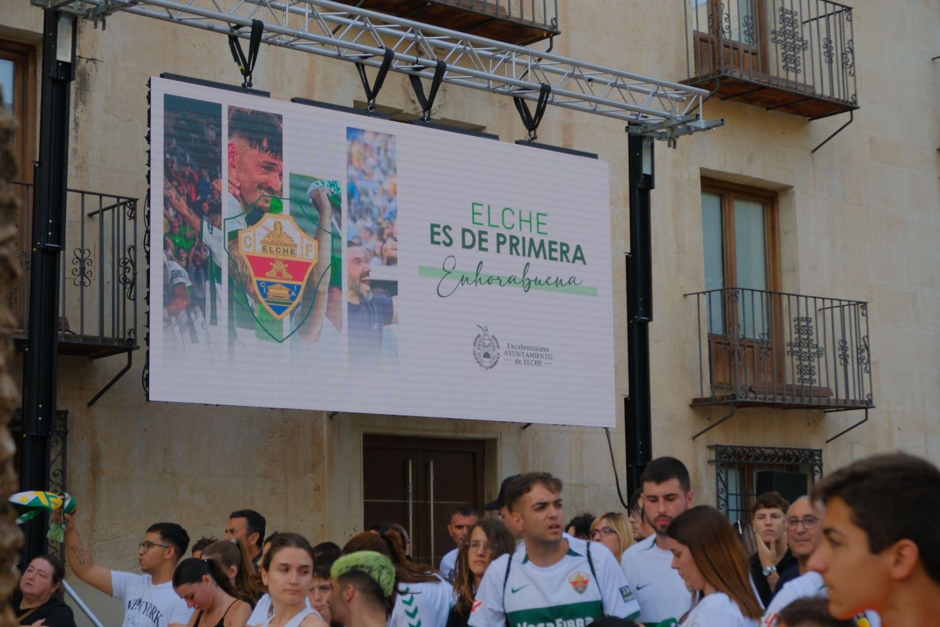 Elche se echa a la calle para festejar el ascenso por todo lo alto