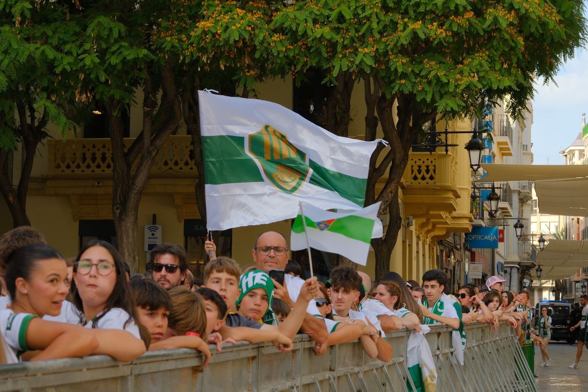 Elche se echa a la calle para festejar el ascenso por todo lo alto
