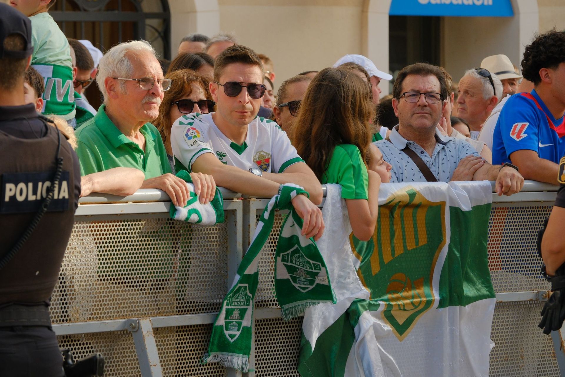 Elche se echa a la calle para festejar el ascenso por todo lo alto