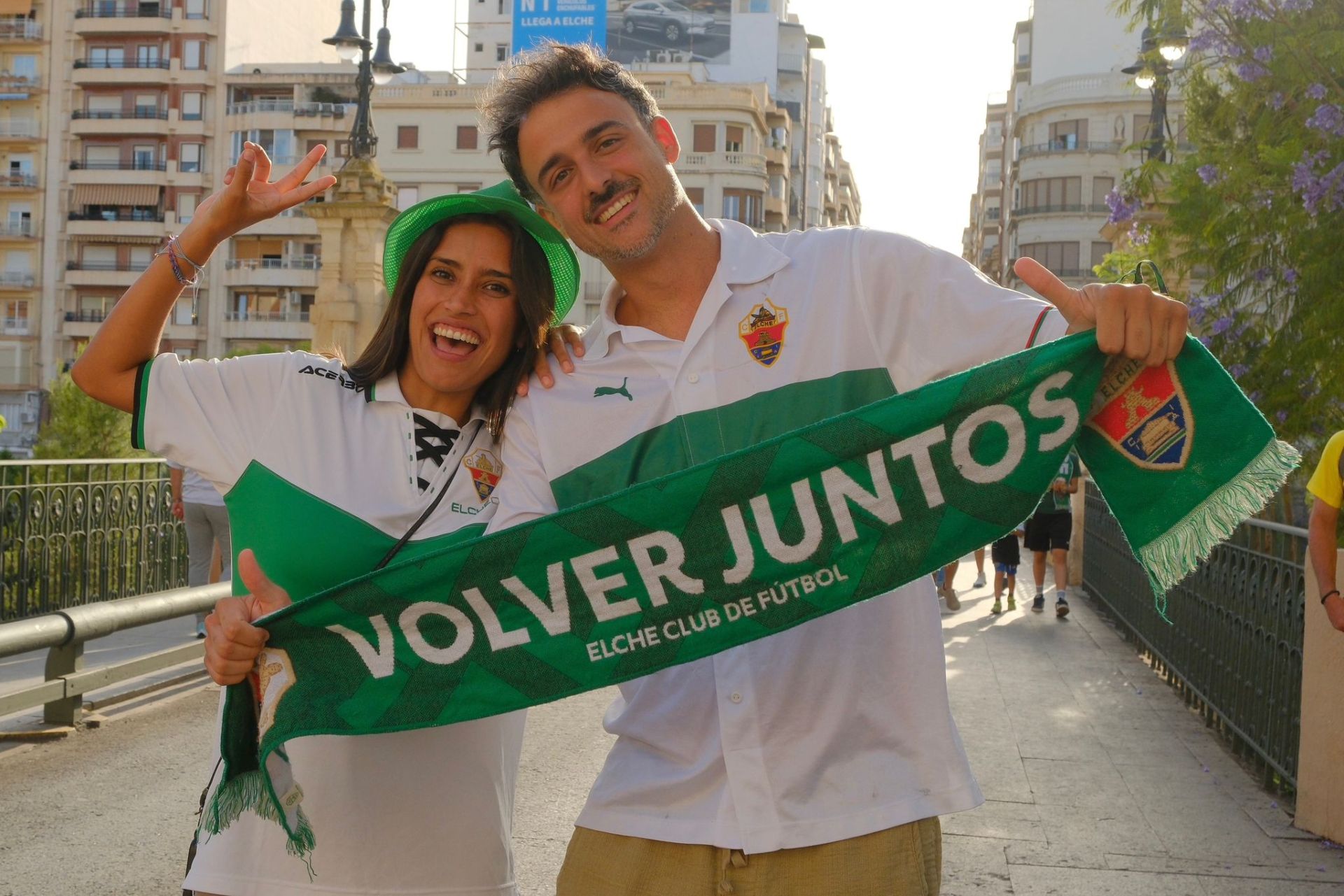 Elche se echa a la calle para festejar el ascenso por todo lo alto