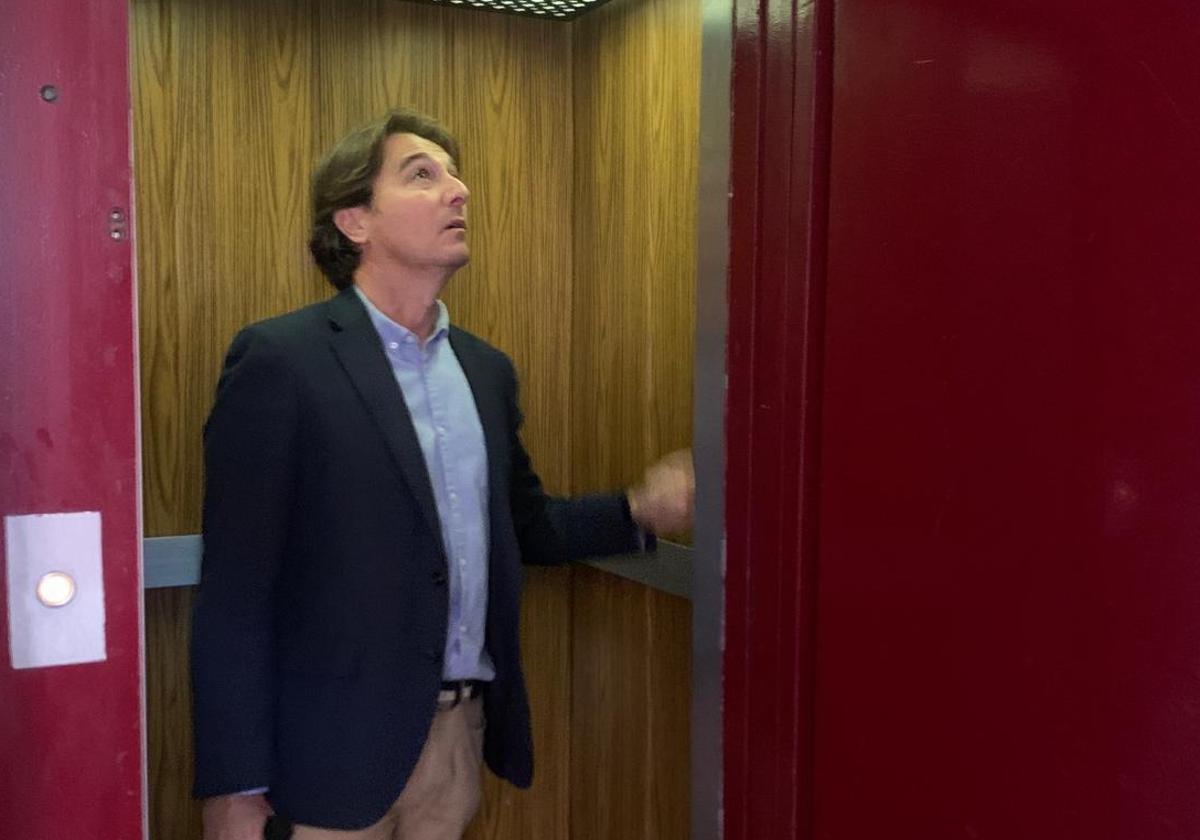 Councillor for Housing, Carlos de Juan, in one of the new elevators.