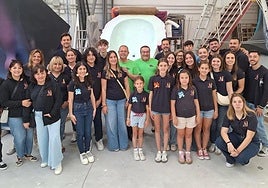 Los foguerers de La Ceràmica en el taller de Palacio i Serra.