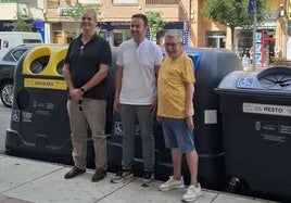 El edil del área, Sergio Palao; acompañado por el presidente de AMIF, Fernando Egido; y el CEO de Rototank, Jesús Juan, empresa fabricante de los nuevos contenedores.