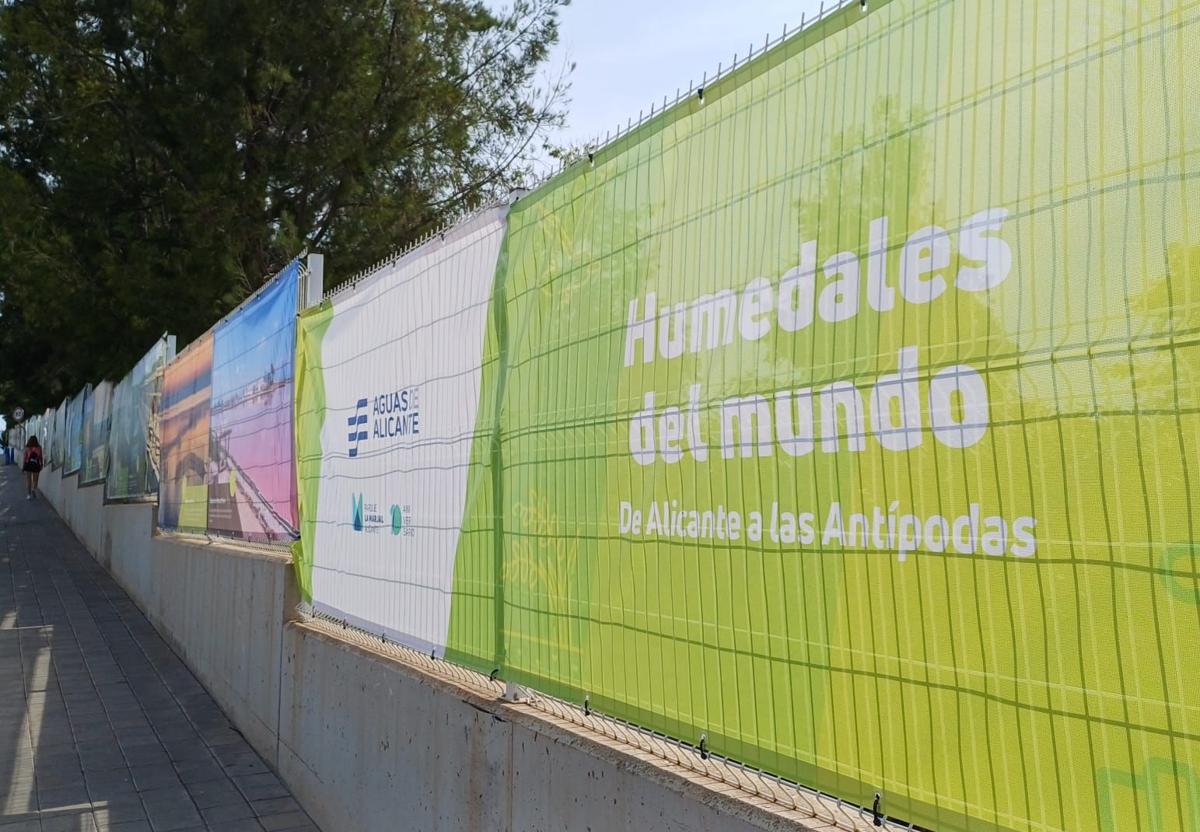 Exposición sobre los humedales en el parque de La Marjal.