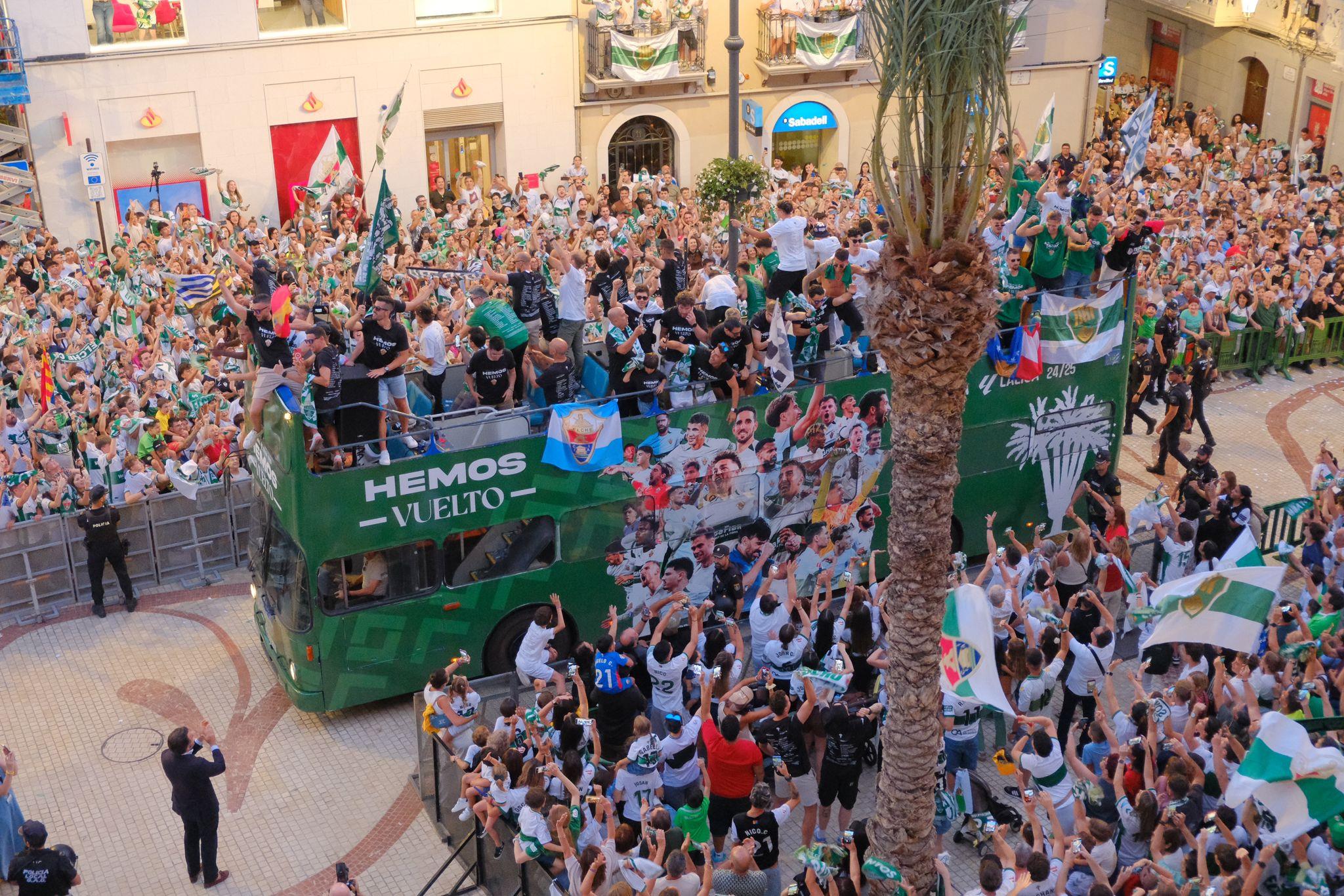 El Elche CF y su afición celebran un histórico ascenso