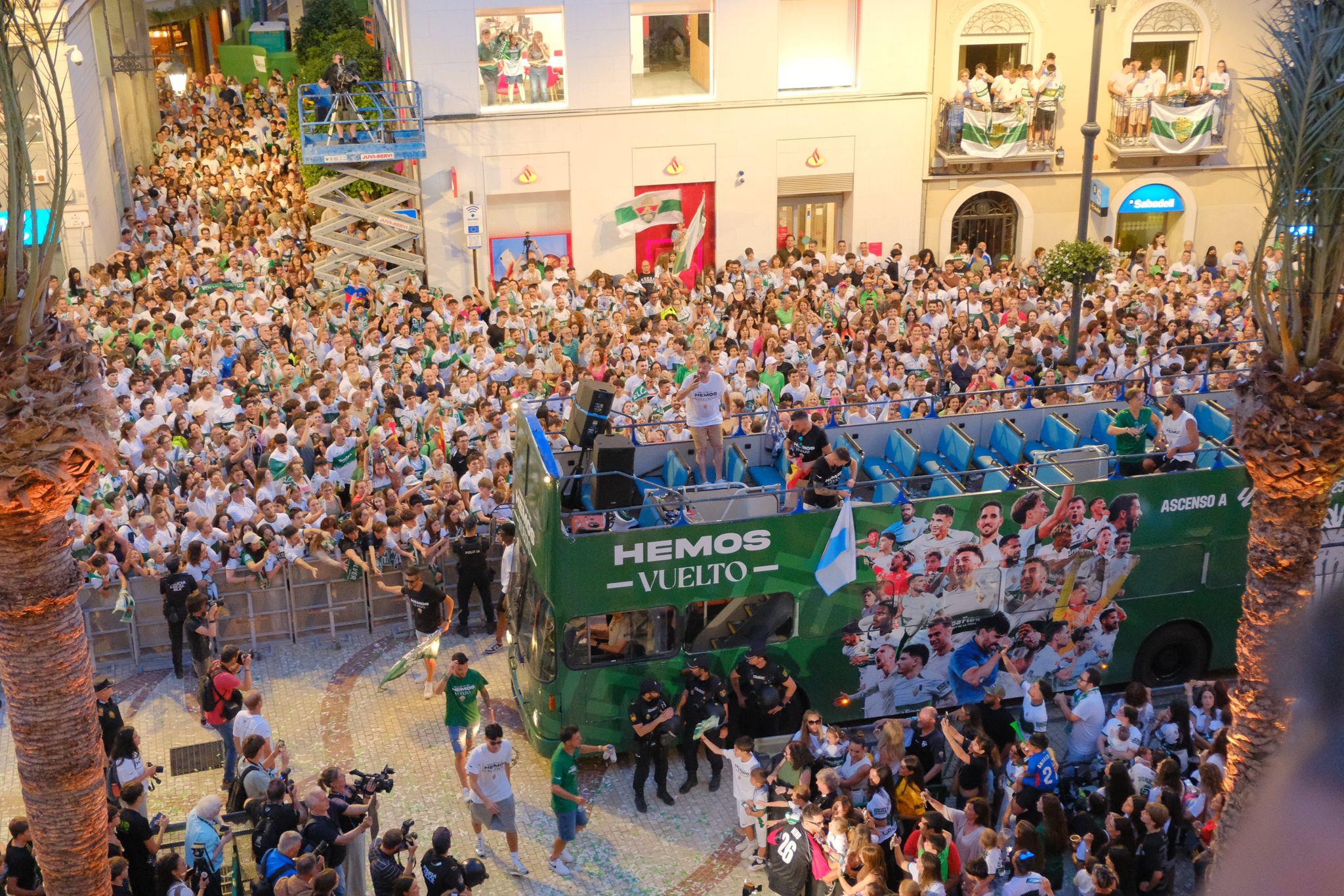 El Elche CF y su afición celebran un histórico ascenso