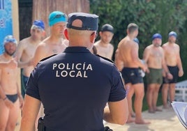 Los aspirantes, preparados para la prueba de natación.