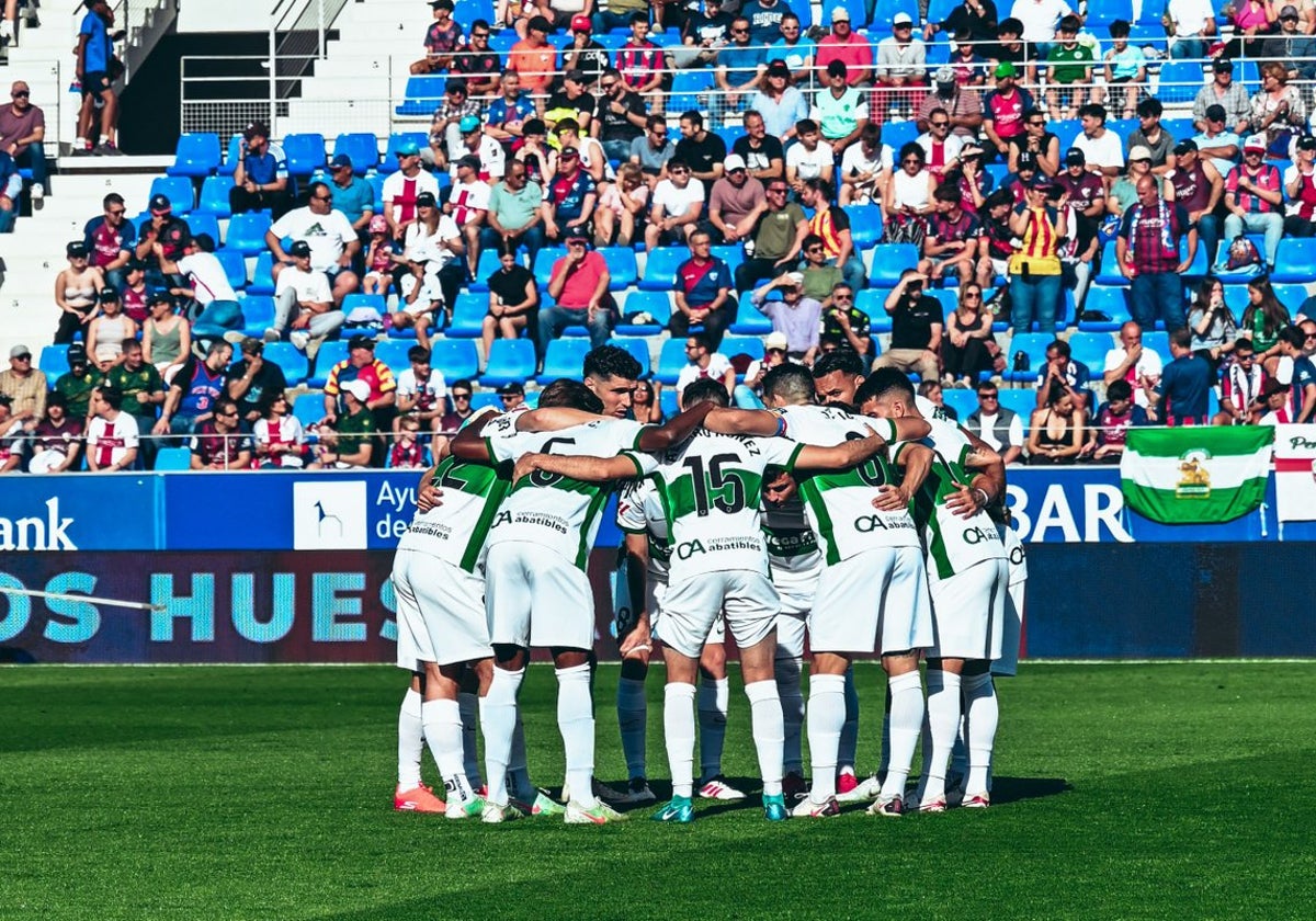 Los jugadores del Elche hacen piña antes de un partido.