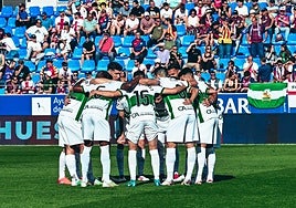 Los jugadores del Elche hacen piña antes de un partido.