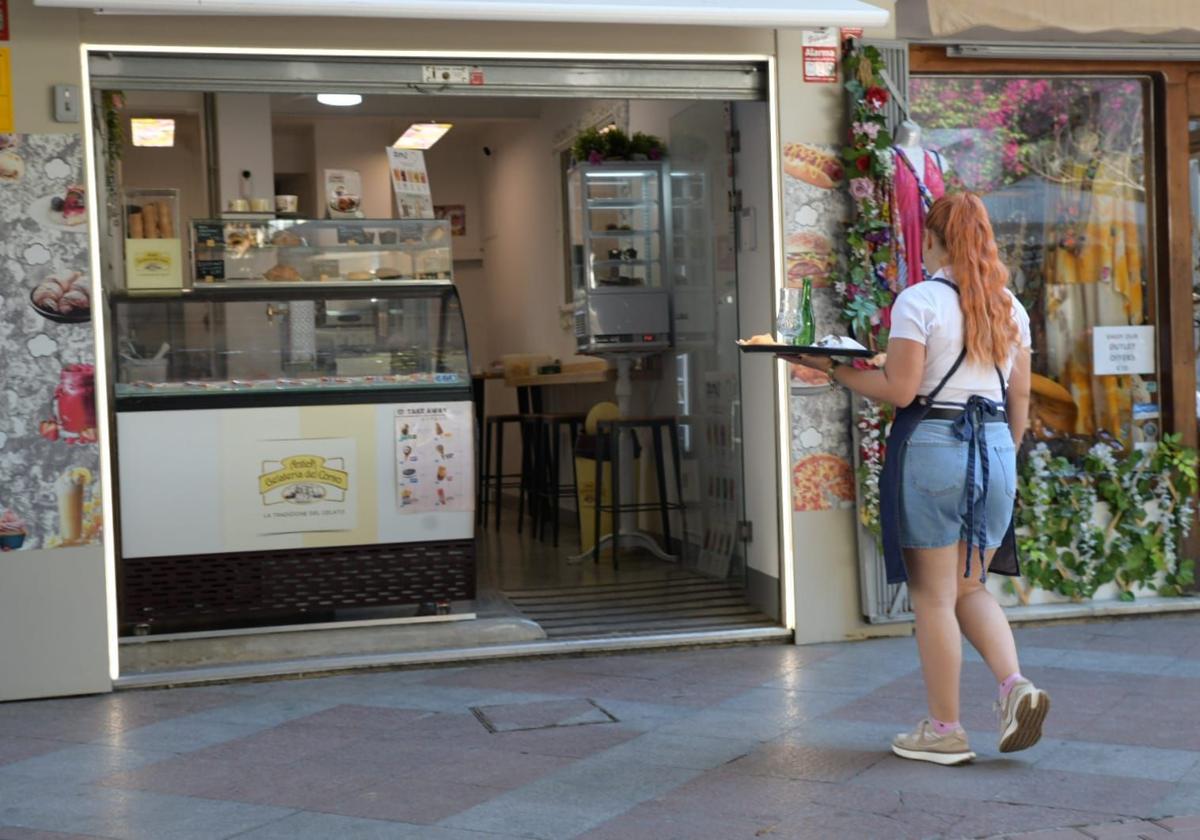 Una camarera en el centro de Alicante.