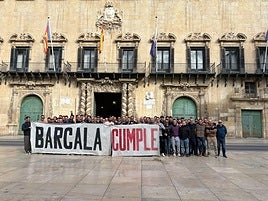 Concentración de bomberos en la plaza del Ayuntamiento.