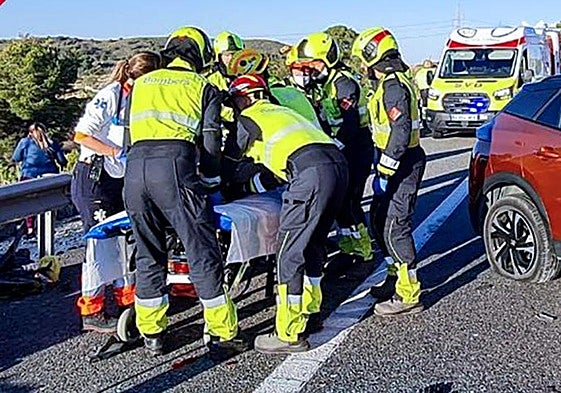 Bomberos de la Diputación, en plena actuación.