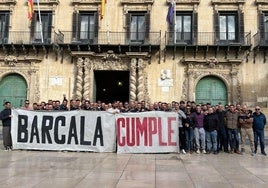 Concentración de bomberos en la plaza del Ayuntamiento.