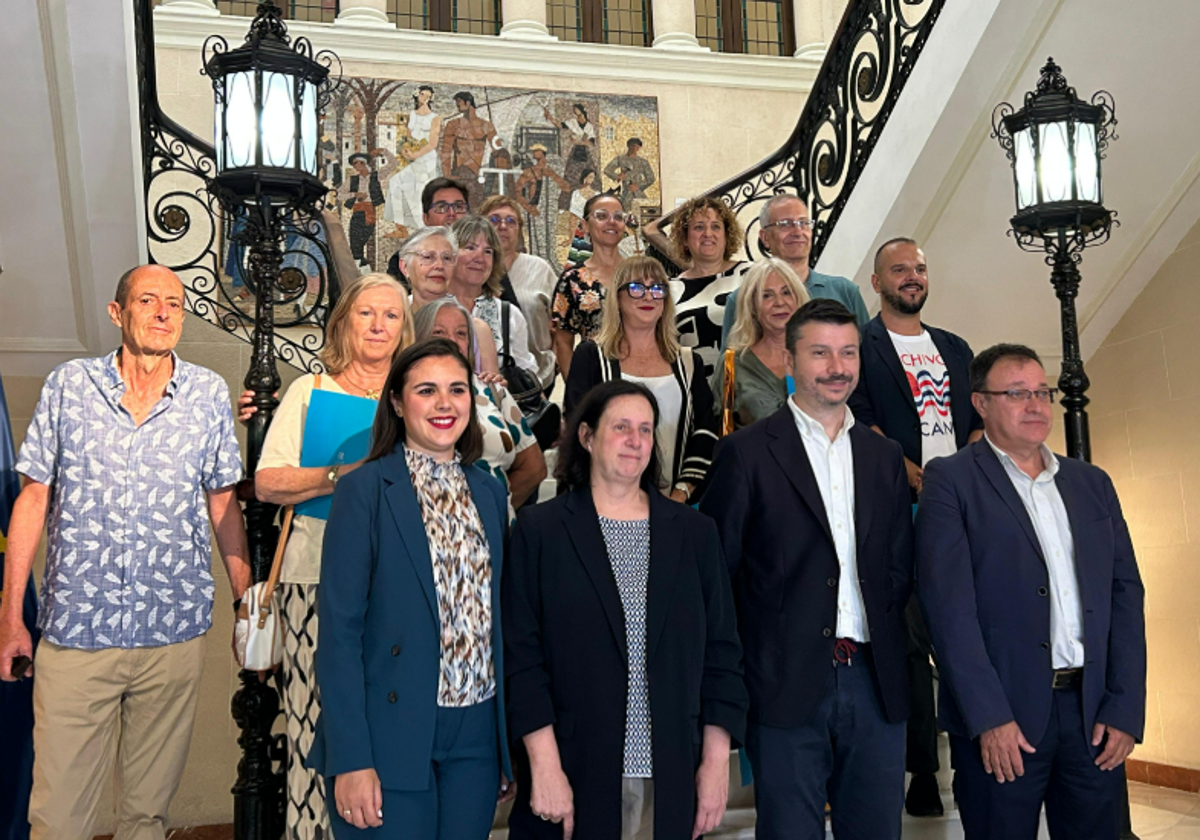 Firma del acuerdo entre los archivos de Alicante.