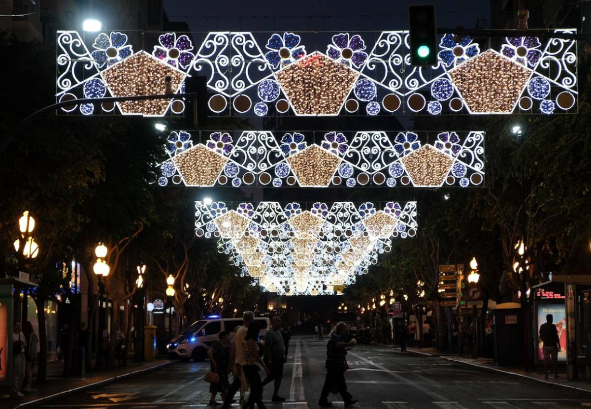 La Rambla de Méndez Núñez, illuminated for the Hogueras.