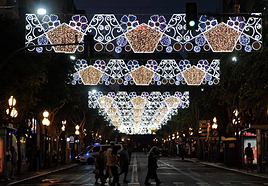 La Rambla de Méndez Núñez, iluminada con motivo de las Hogueras.