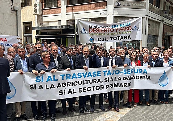 Autoridades de Murcia y la Comunitat Valenciana, con sus presidentes al frente, en la última protesta en Murcia.