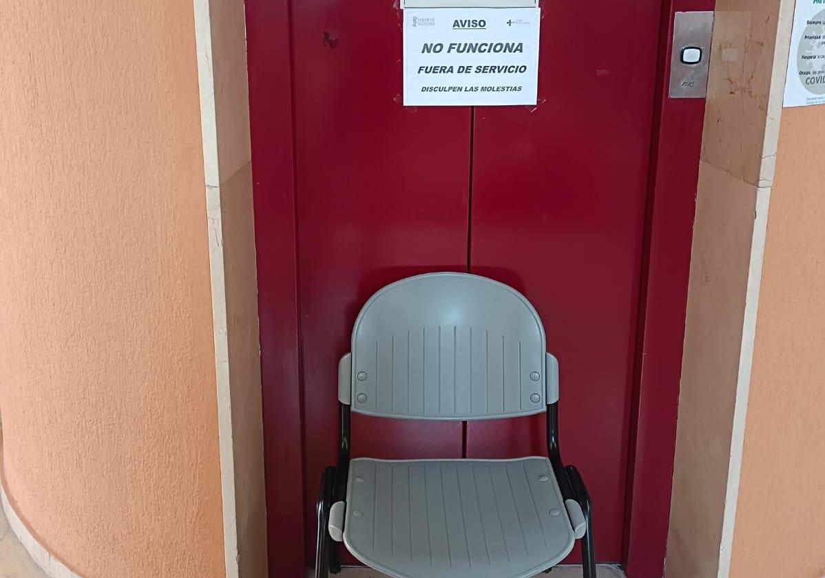 Ascenso estropeado en el centro de salud.