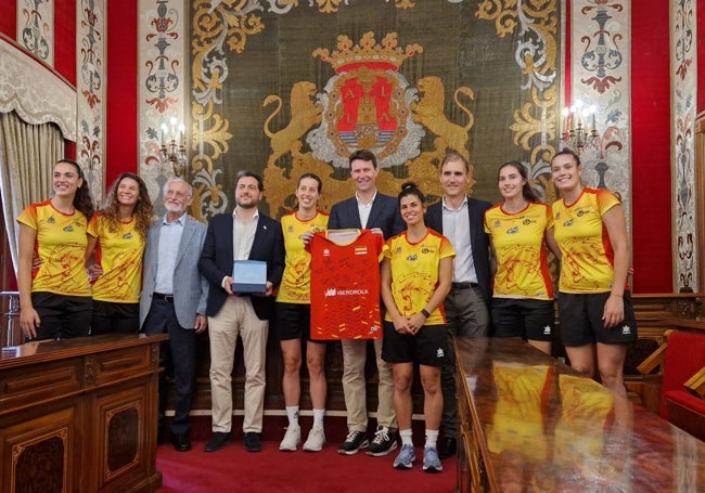Visit of the Lionesses to Alicante City Hall.