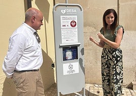 Los ediles Luis Aguilar e Inma Mora presentan una de las nuevas adquisiciones.