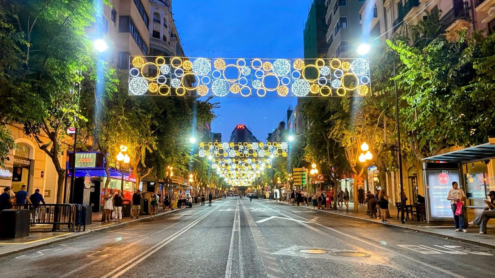 Alicante ya brilla &#039;a la llum de les Fogueres&#039;